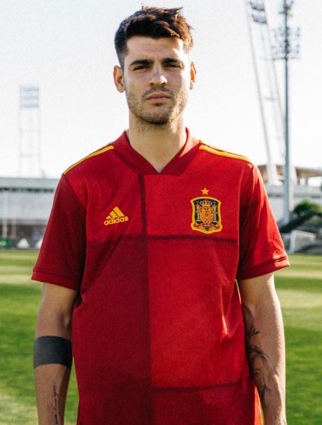 Álvar Morata posa con la nueva camiseta de España para la Eurocopa 2020 (Foto: Adidas).
