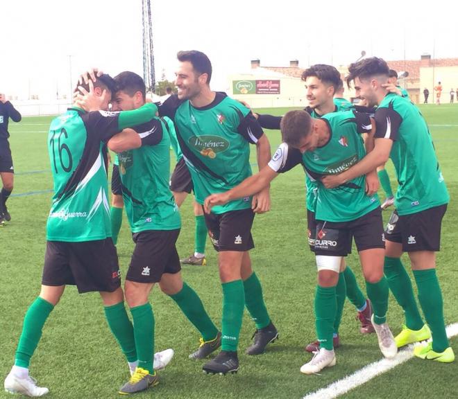 Los jugadores del Huétor Vega celebran un gol ante el Malagueño (@CD_HuetorVega).
