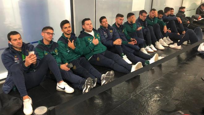 Los jugadores del Coruxo hacen tiempo en el aeropuerto de Melilla tras suspenderse su partido (Foto: @CoruxoFC).