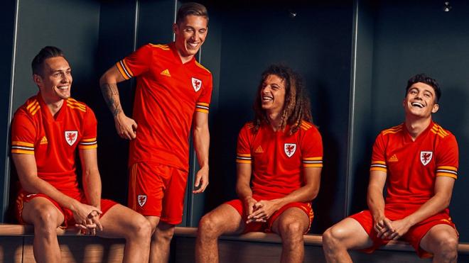 Los jugadores de Galés posan con la nueva camiseta para la Eurocopa 2020 (Foto: @FAWales).