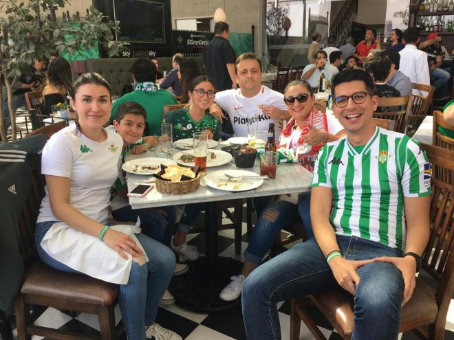 Aficionados mexicanos, del Betis y el Sevilla, atentos al derbi.
