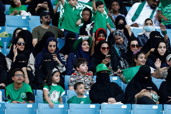 Aficionadas dentro de un estadio en Arabia Saudí.