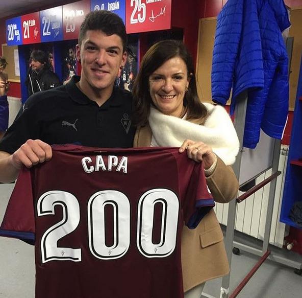 Ander Capa posa con una camiseta en reconocimiento a sus 200 partidos con el Eibar.