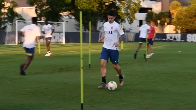 James Rodríguez trabaja con Colombia en un entrenamiento.
