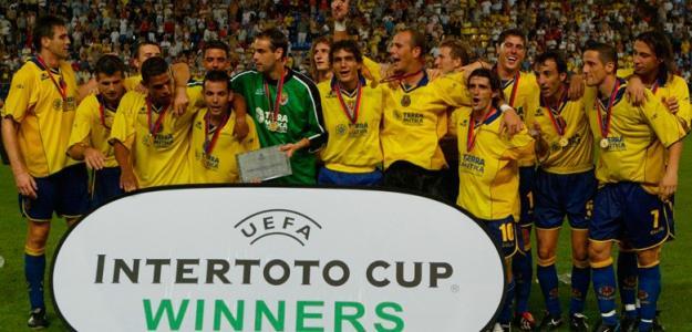 Los jugadores del Villarreal celebran su victoria en la Copa Intertoto de 2003.