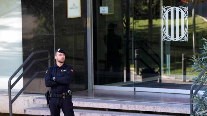Un Guardia Civil, en la puerta de un edificio de la Generalitat.
