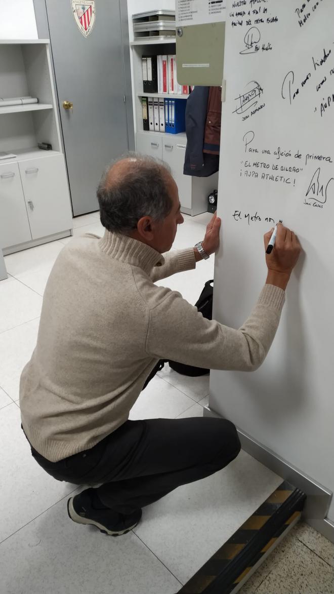 Josemari Amorrortu estampa su firma en el Muro del Athletic situado en el Metro de Indautxu.