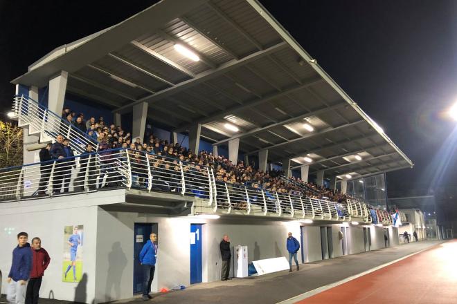 La tribuna de Berazubi se ha llenado para disfrutar de un partido histórico (Foto: Tolosa CF).