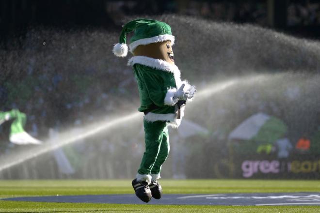 La mascota del Betis, con el gorro verde de Navidad.