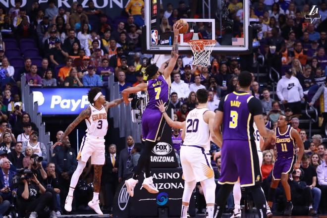McGee anotando en la victoria de los Lakers sobre los Sun en la NBA (Foto: @Lakers).