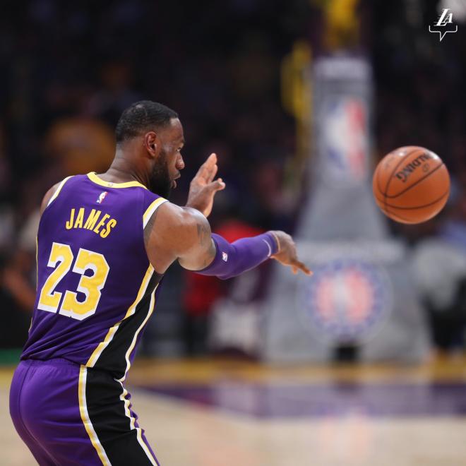 LeBron James volvió a ser el líder de los Los Angeles Lakers (Foto: @Lakers).