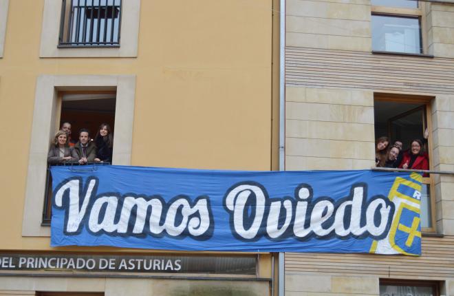 Pancarta de apoyo al Real Oviedo para el derbi en el Ayuntamiento (Foto: @aytoviedo).