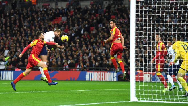 Kane marca un gol a Montenegro. (UEFA.com)