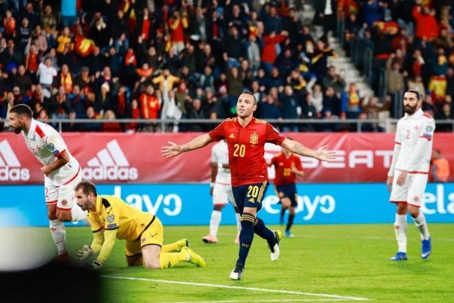 Cazorla celebra el segundo gol de España (Foto: Cristo García).