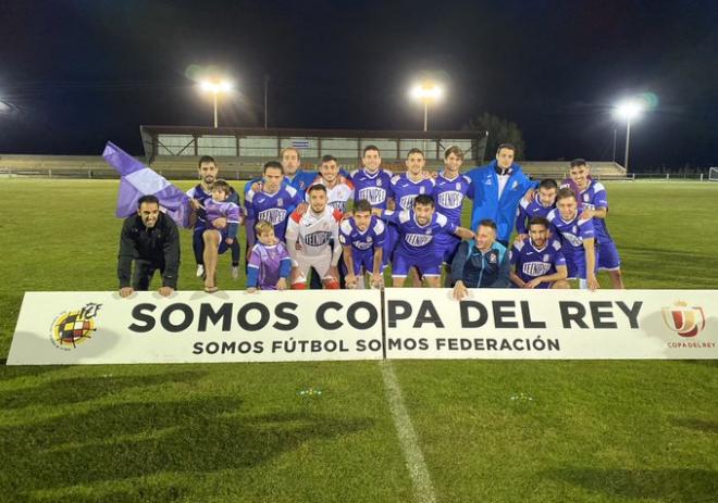Los jugadores del Becerril celebran el pase a la primera eliminatoria de Copa (Foto: CD Becerril).