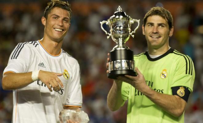 Cristiano Ronaldo e Iker Casillas posan con un trofeo.