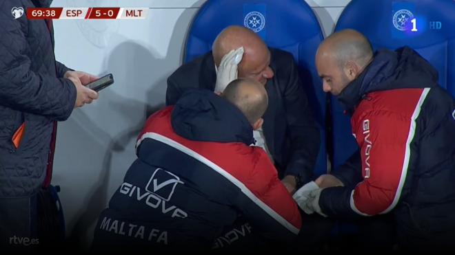 El seleccionador de Malta tras golpearse con el banquillo.