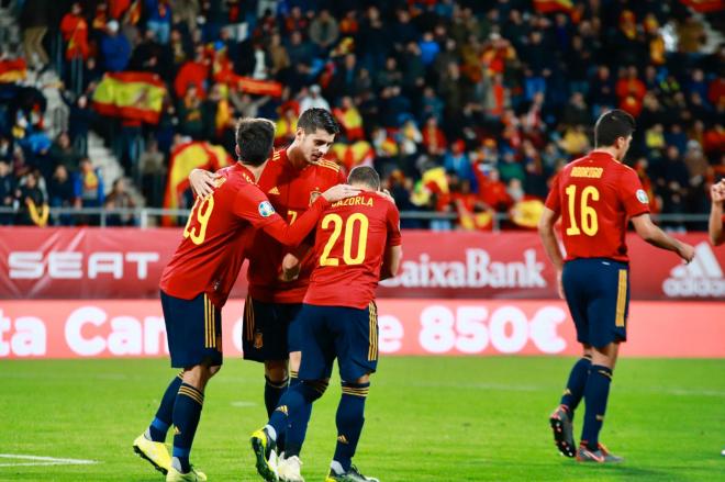 Morata y Cazorla celebran un gol con España (Foto: Cristo García).