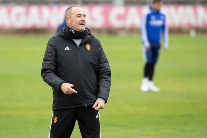 Víctor Fernández en un entrenamiento del Real Zaragoza (Foto: Daniel Marzo).