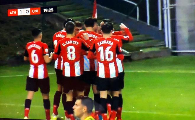 Los jugadores del Bilbao Athletic celebran un gol a Unionistas.