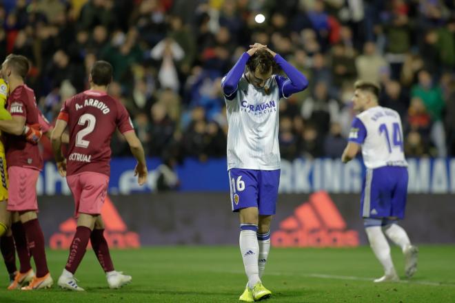 Eguaras se lamenta tras el gol del Albacete en el descuento (Foto: Dani Marzo).