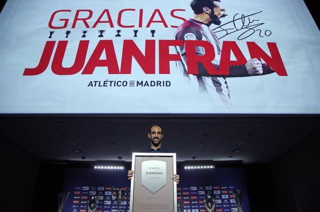 Homenaje del Atlético de Madrid a Juanfran. El jugador se plantea su vuelta. 
