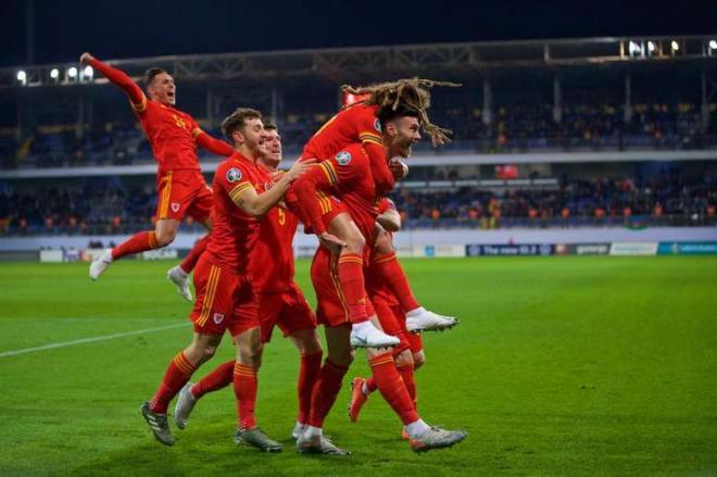 Los jugadores de Gales celebran uno de sus goles ante Azerbaiyán en la fase previa de la Eurocopa 2020.