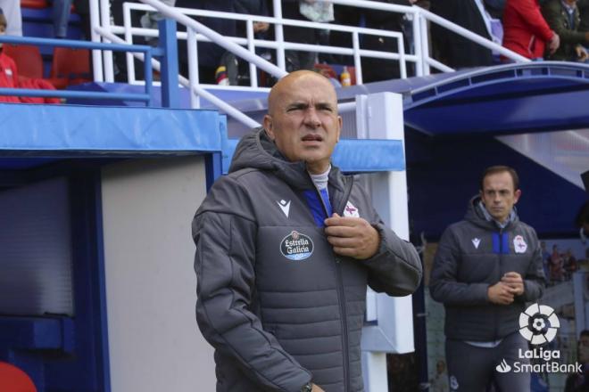 Luis César Sampedro, antes del inicio del encuentro en Almendralejo (Foto: LaLiga).
