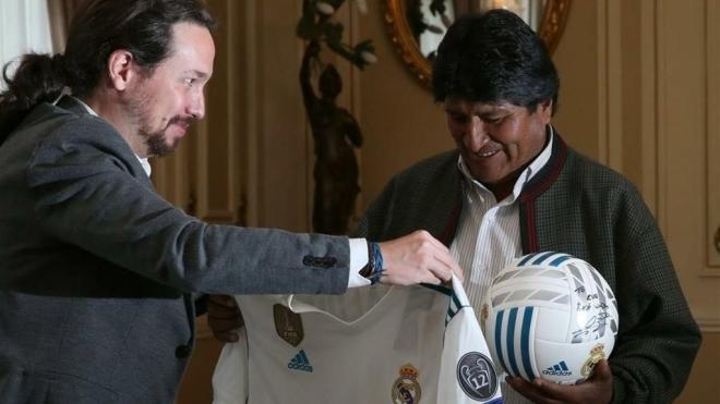 Pablo Iglesias entrega una camiseta del Real Madrid a Evo Morales.