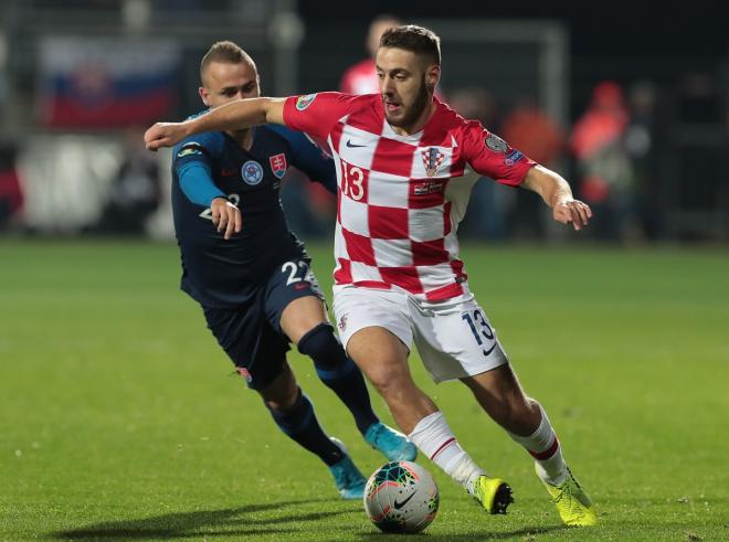 Vlasic conduce el balón durante un encuentro de Croacia.