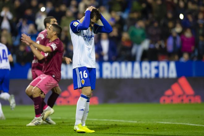 Eguaras se lamenta tras fallar el penalti ante el Albacete (Foto: Daniel Marzo).