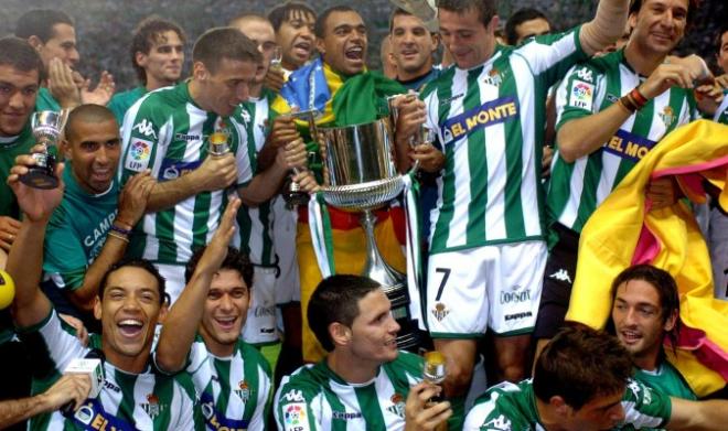 Edu, entre Oliveira y Melli, en celebra la Copa de 2005 en la primera fila.
