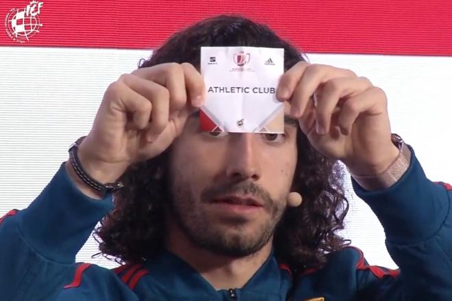 Cucurella levanta la papeleta del Athletic Club en el sorteo de Copa del domingo en Madrid.
