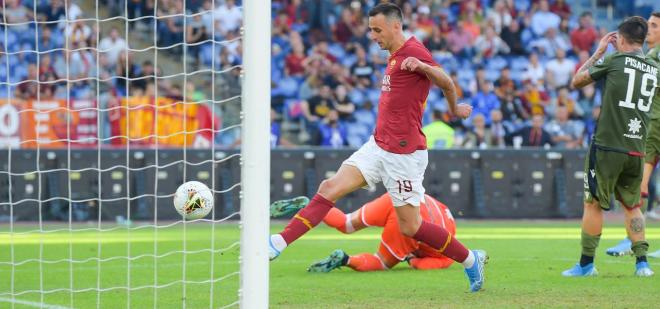 Kalinic anota un gol en el Roma-Cagliari.