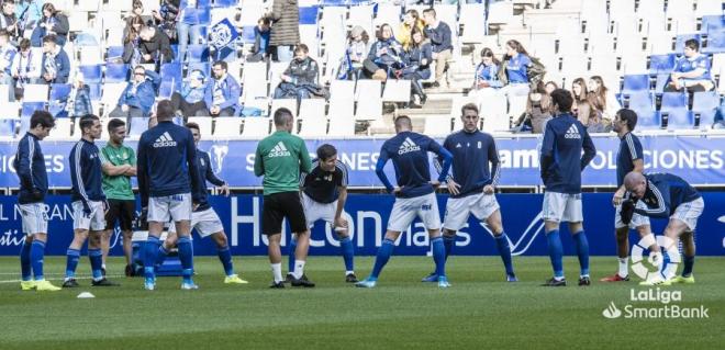 Los jugadores del Real Oviedo calientan antes del derbi (Foto: LaLiga).