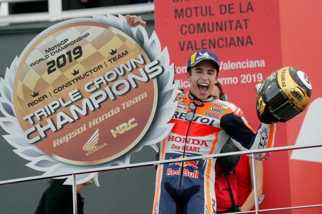 Márquez celebrando su victoria en Valencia.