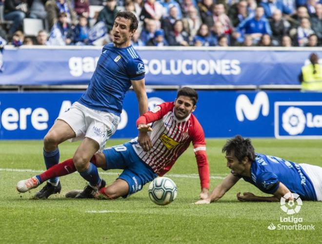Lance del juego entre el Real Oviedo y el Sporting de Gijón (Foto: LaLiga).