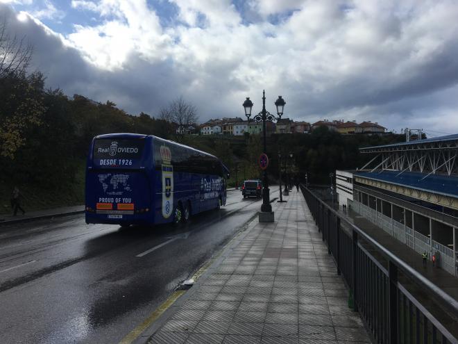 El autocar del Real Oviedo llega al Carlos Tartiere en el derbi asturiano (Foto: ElDesmarque)