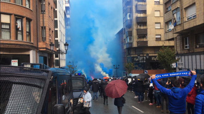 Los aficionados del Real Oviedo acompañan al bus del equipo en el derbi asturiano (Foto: ElDesmarque)