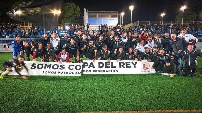 Los jugadores de la Peña Azagresa tras un partido de la Copa del Rey.