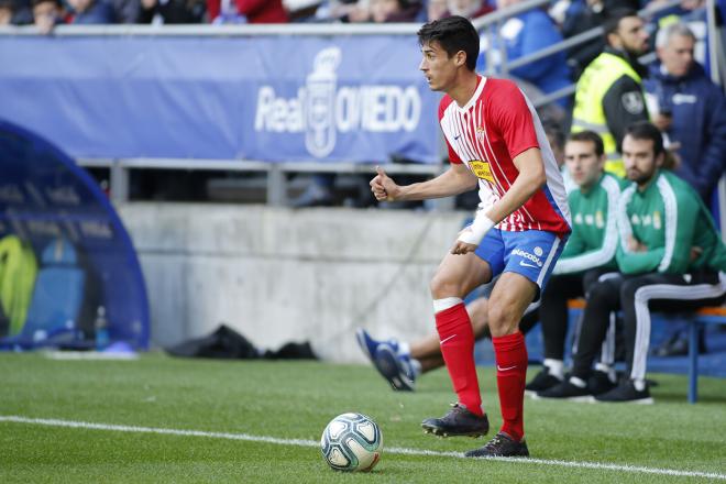 Pablo Pérez con el balón durante el derbi entre el Sporting y el Oviedo (Foto: Luis Manso).