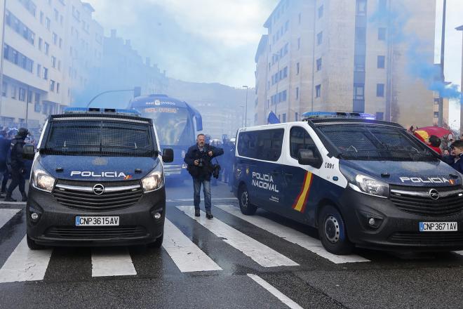 La policía escolta el bus del Oviedo para un derbi (Foto: Luis Manso).