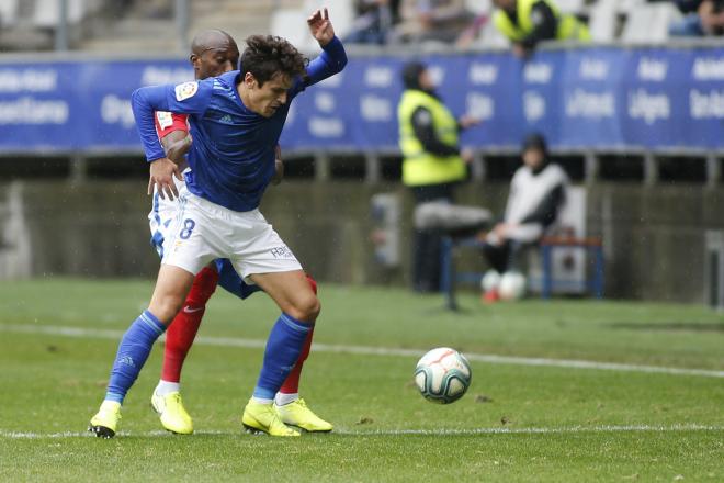 Sangalli defiende un balón ante Babin en el derbi contra el Sporting (Foto: Luis Manso).