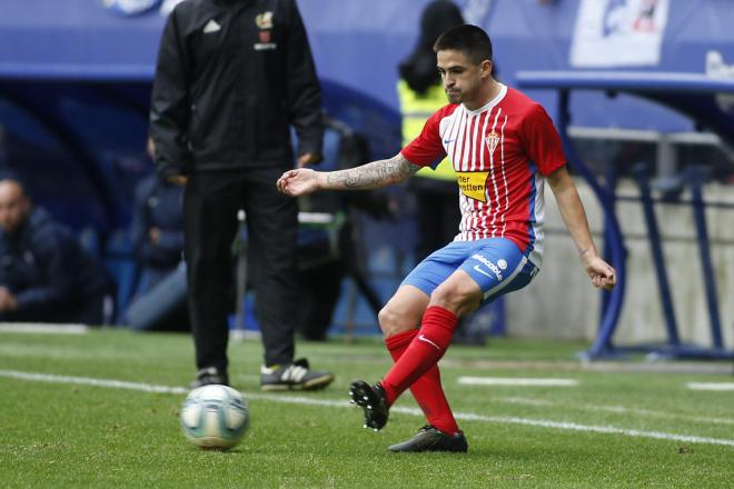 Damián Pérez, durante un partido con el Sporting de Gijón (Foto: Luis Manso).
