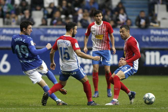 Jugada en el derbi asturiano en el Carlos Tartiere entre el Sporting de Gijón y el Real Oviedo (Foto: Luis Manso).