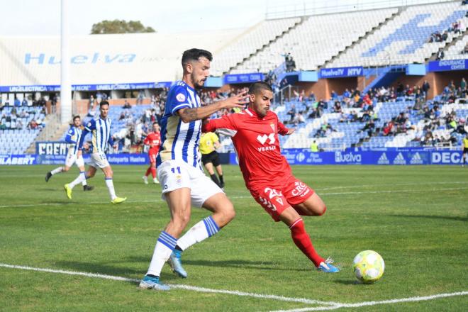 Alberto Quiles lucha por un balón en el envite ante el Real Murcia. (Real Murcia)