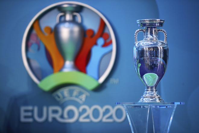 La copa de la EURO, delante del logo de la edición 2020.