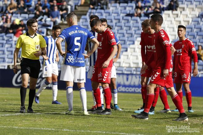 Borja García dialoga con el árbitro en el partido contra el Murcia. (Manu López / Albiazules.es).