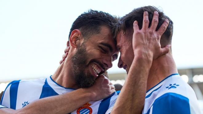 Borja Iglesias y Javi Puado celebran un gol del Espanyol (Foto: Alejandro García/EFE).