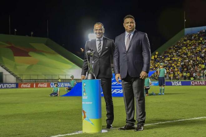 Ronaldo junto a Cafú